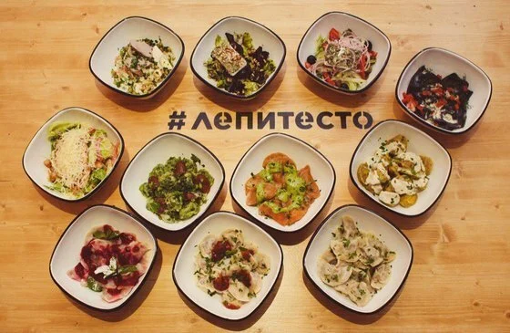 Цветные пельмени на нескольких тарелках в Лепи Тесто