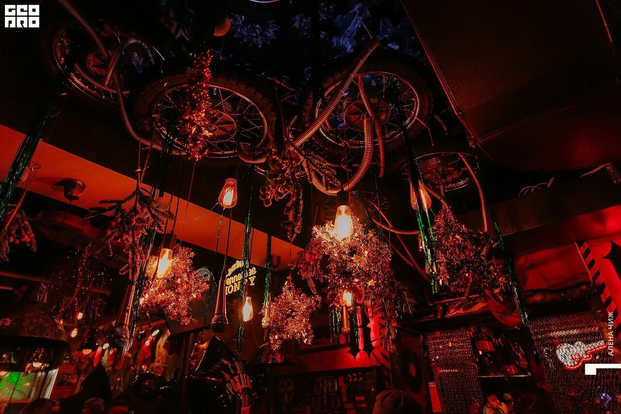 Красный свет и музыкальные инструменты в интерьере Rock Bar