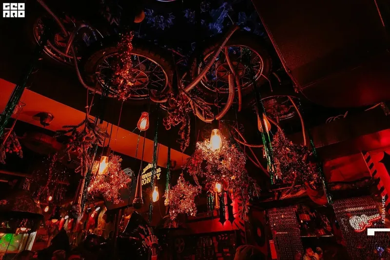 Красный свет и музыкальные инструменты в интерьере Rock Bar