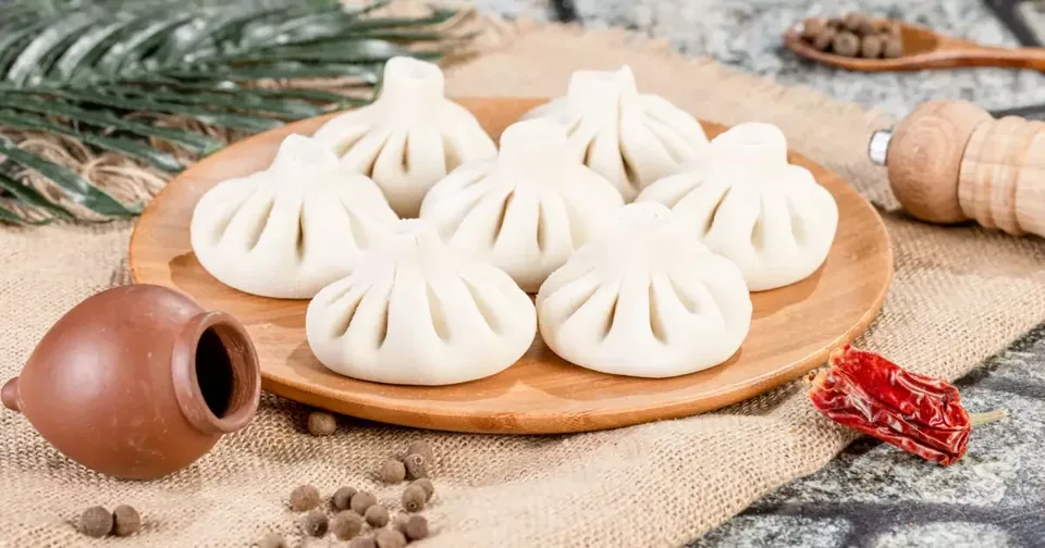 Хинкали на деревянном блюде